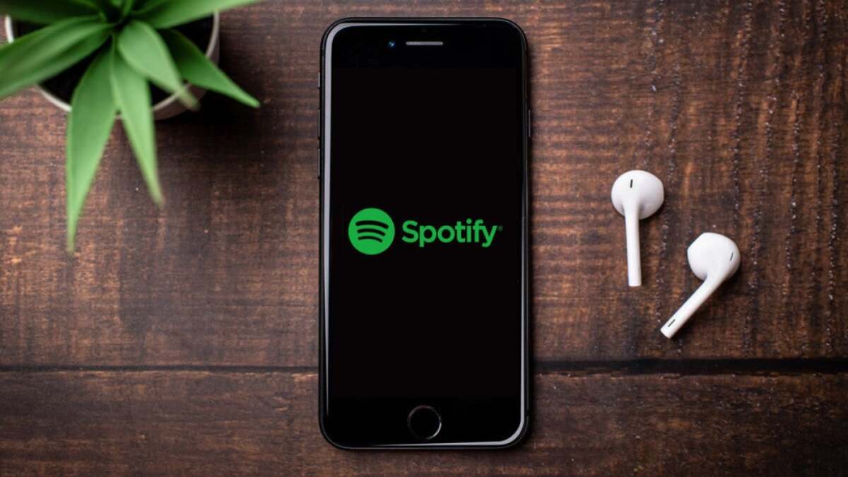 كيفية تنزيل الموسيقى والبودكاست من Spotify على الهاتف المحمول وسطح المكتب والويب