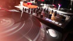يتم عرض أغنية “Club Quarantine” لـ DJ D-Nice على شاشة التلفزيون الليلة
