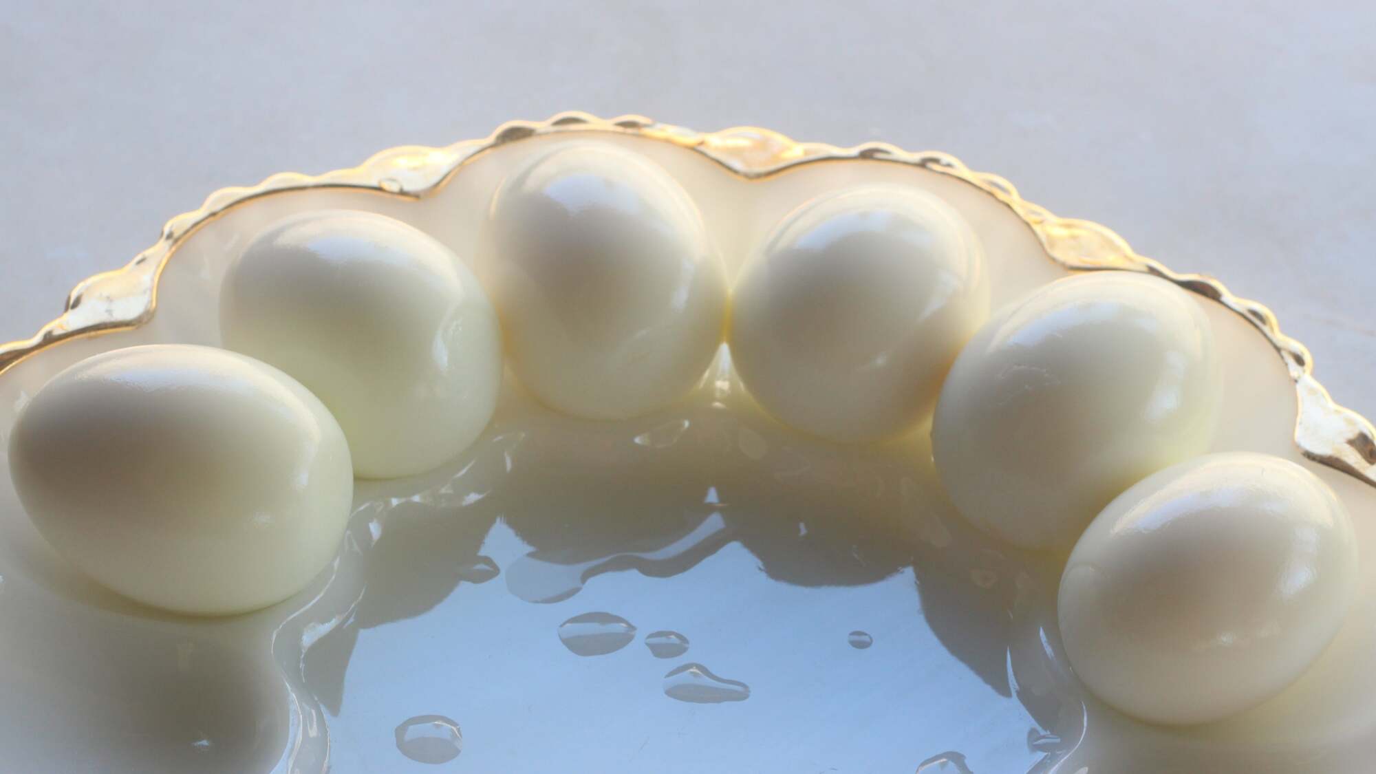 يجب عليك عمل ثقب في البيض قبل سلقه