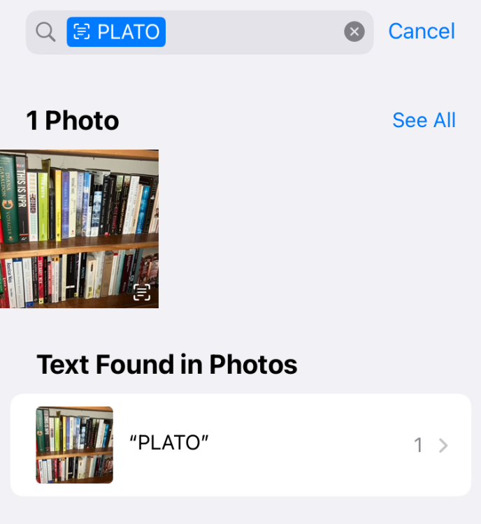 يمكنك استخدام هاتف iPhone الخاص بك للعثور على كتاب محدد على رفوفك