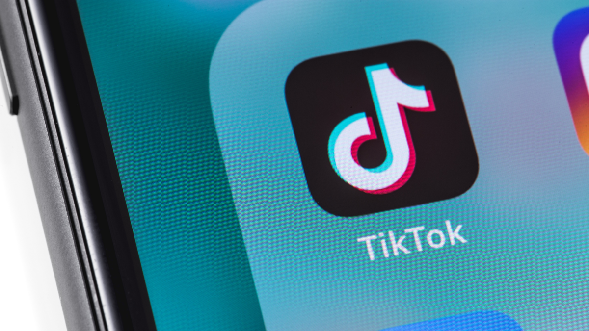 تطبيق TikTok يطلق ميزتين جديدتين للرسائل المباشرة الآن