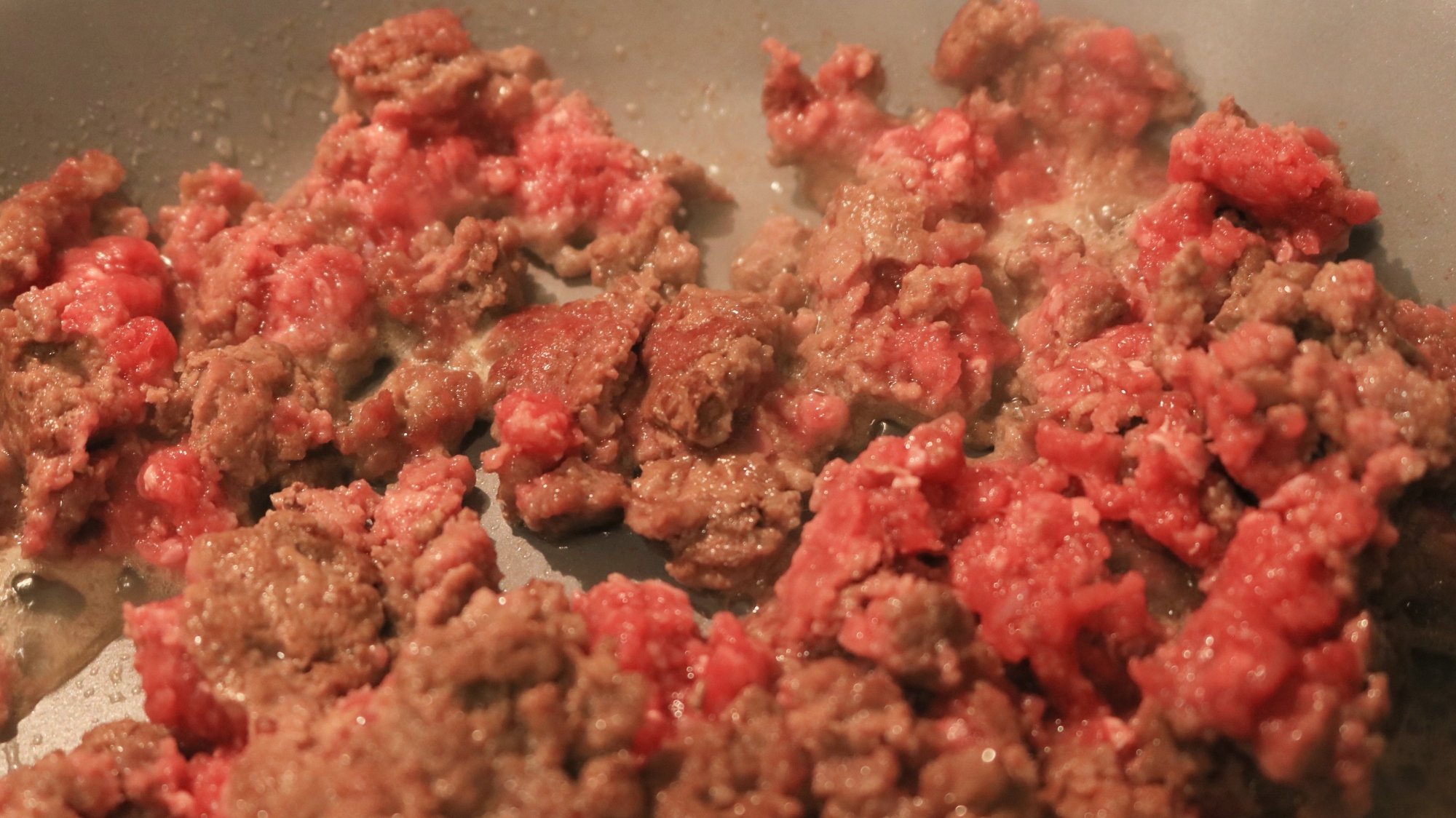 صودا الخبز هي مفتاح اللحم المفروم ذو اللون البني تمامًا